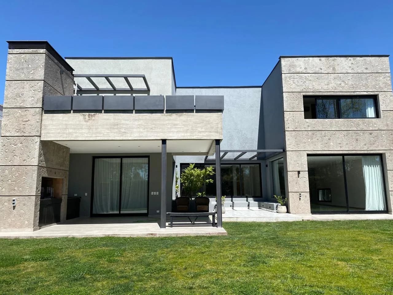 Casa 3 dorm. con pileta y terraza en Barrio Pueyrredón — Chacras de Coria