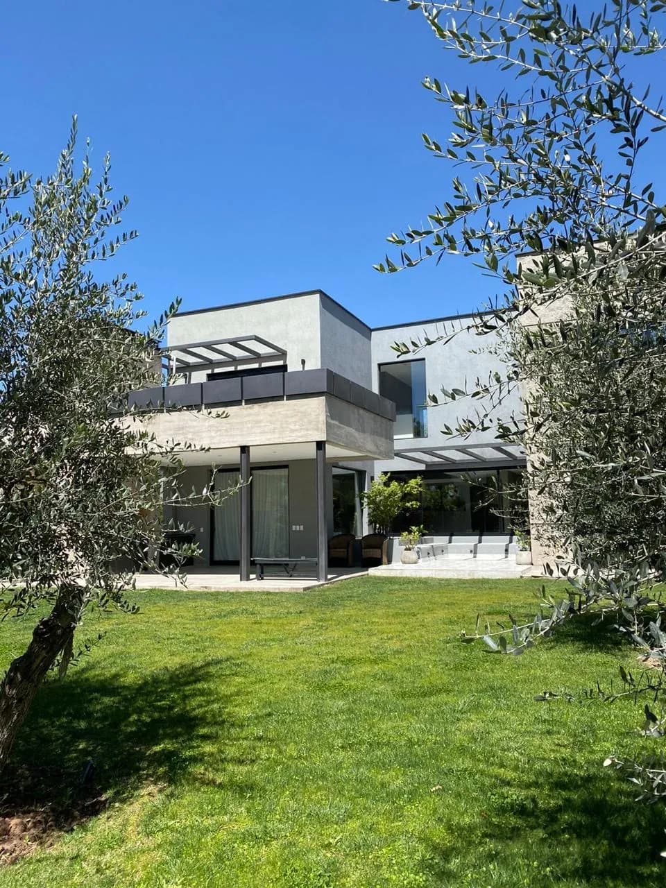 Casa 3 dorm. con pileta y terraza en Barrio Pueyrredón — Chacras de Coria — foto 4
