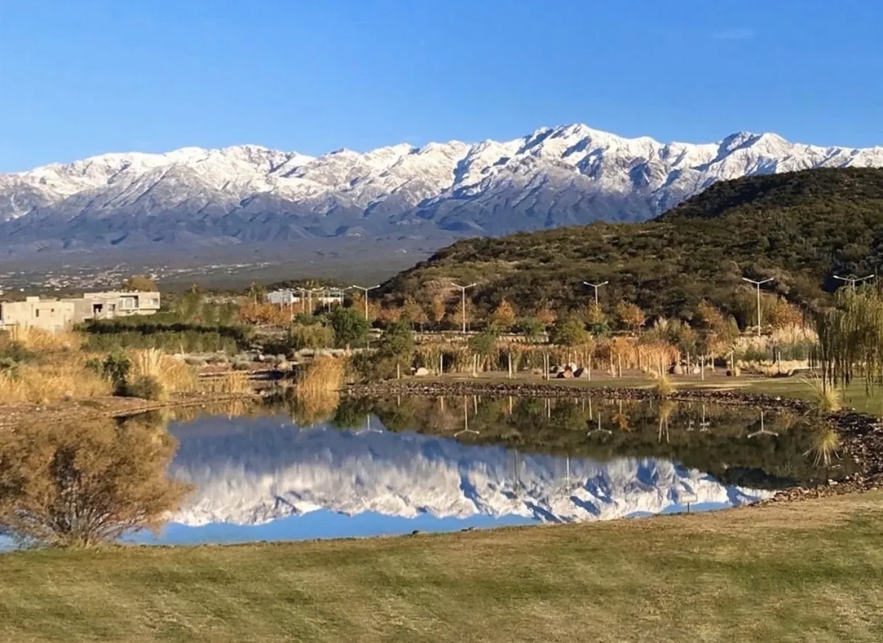 Lote 811 m² en Barrio Aguaribay, Sector Sierras — Chacras de Coria — foto 2