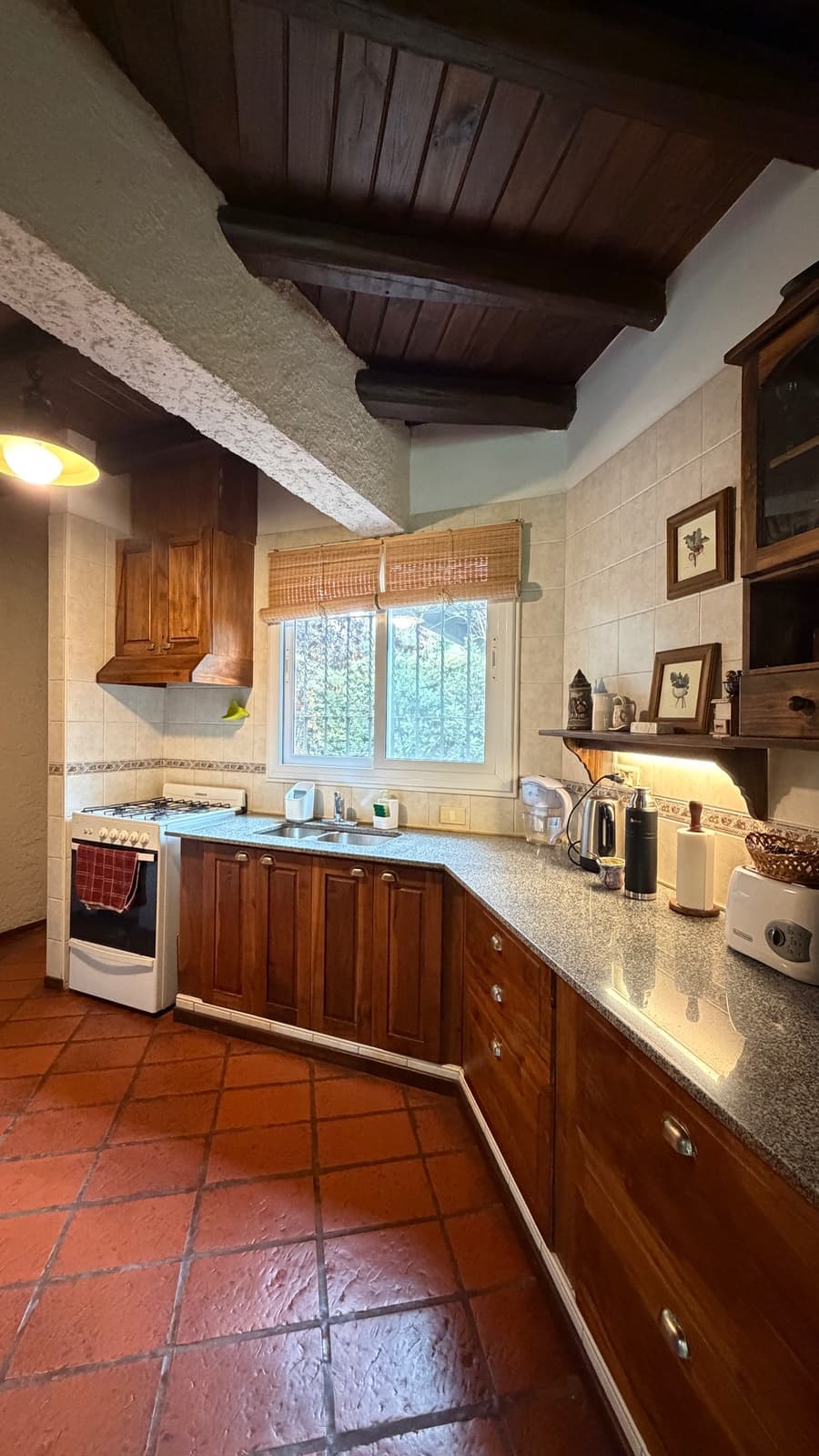 Casa 2 dorm. + 1 estudio - Chacras de Coria, jardín parquizado y pileta — foto 7