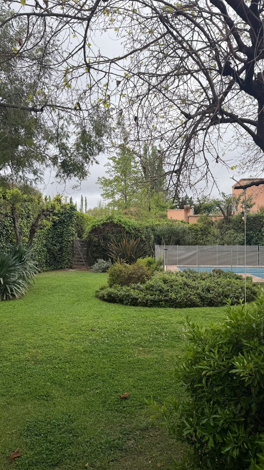 Casa 2 dorm. + 1 estudio - Chacras de Coria, jardín parquizado y pileta — foto 1
