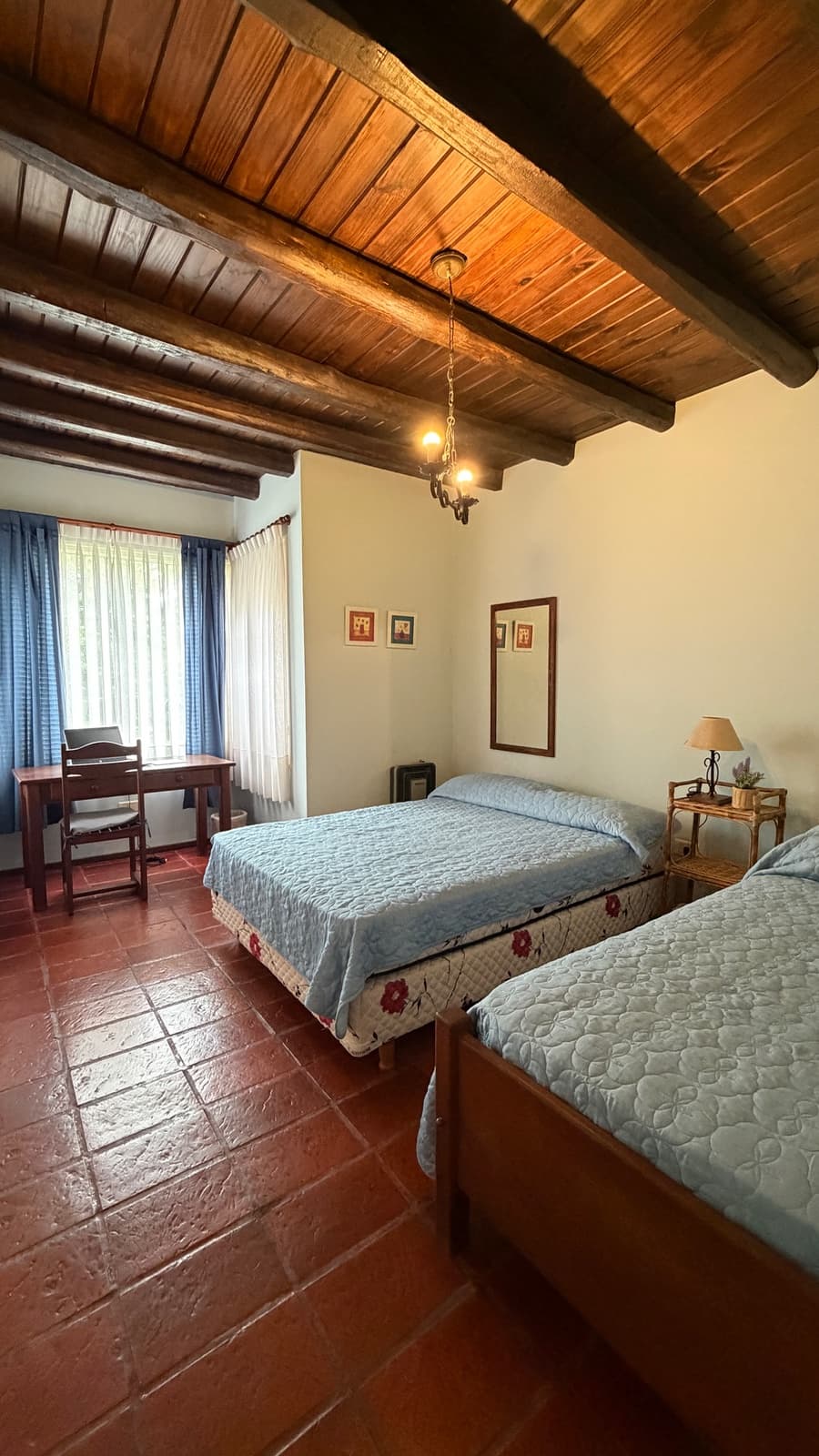 Casa 2 dorm. + 1 estudio - Chacras de Coria, jardín parquizado y pileta — foto 9