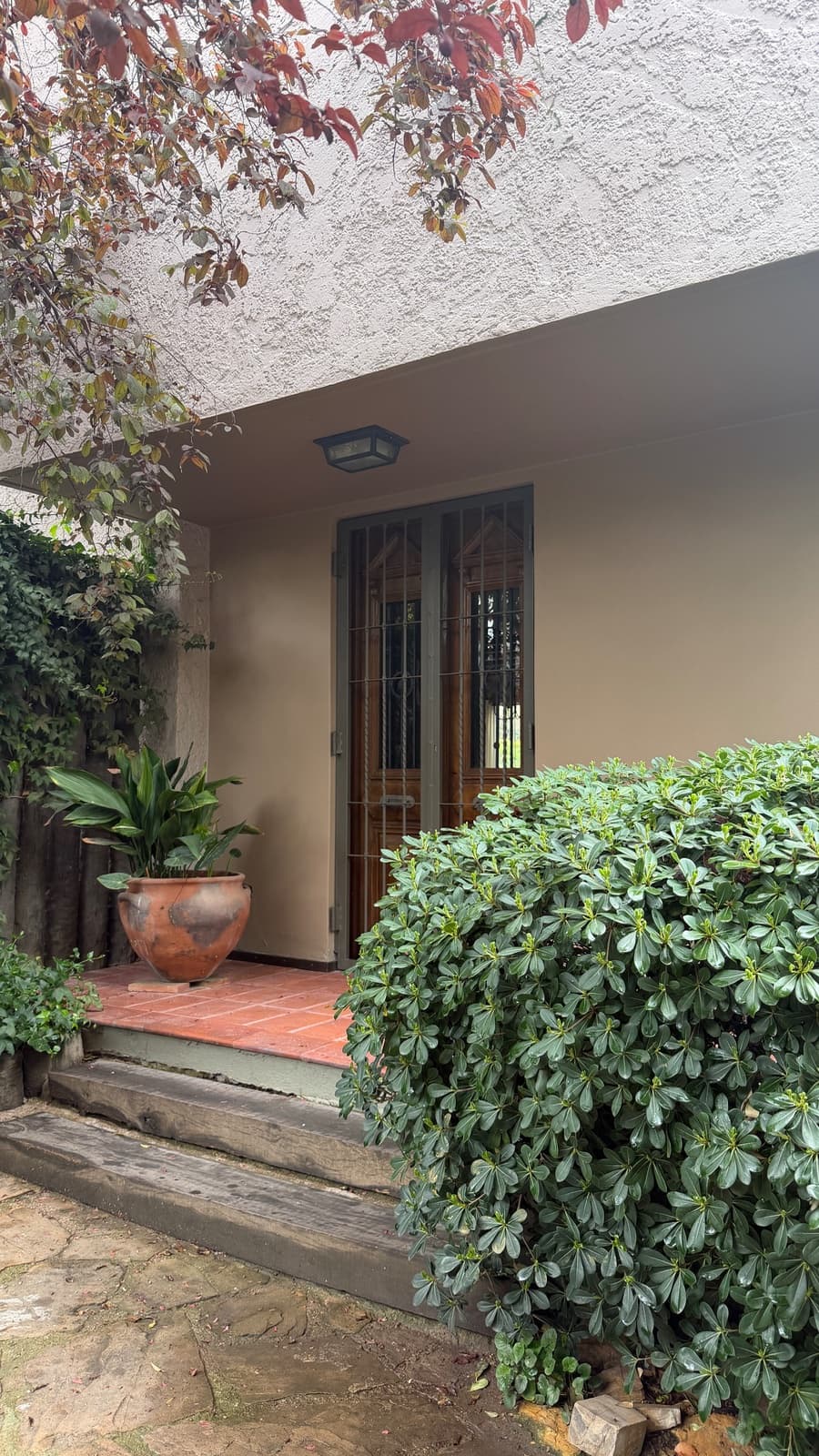 Casa 2 dorm. + 1 estudio - Chacras de Coria, jardín parquizado y pileta — foto 3