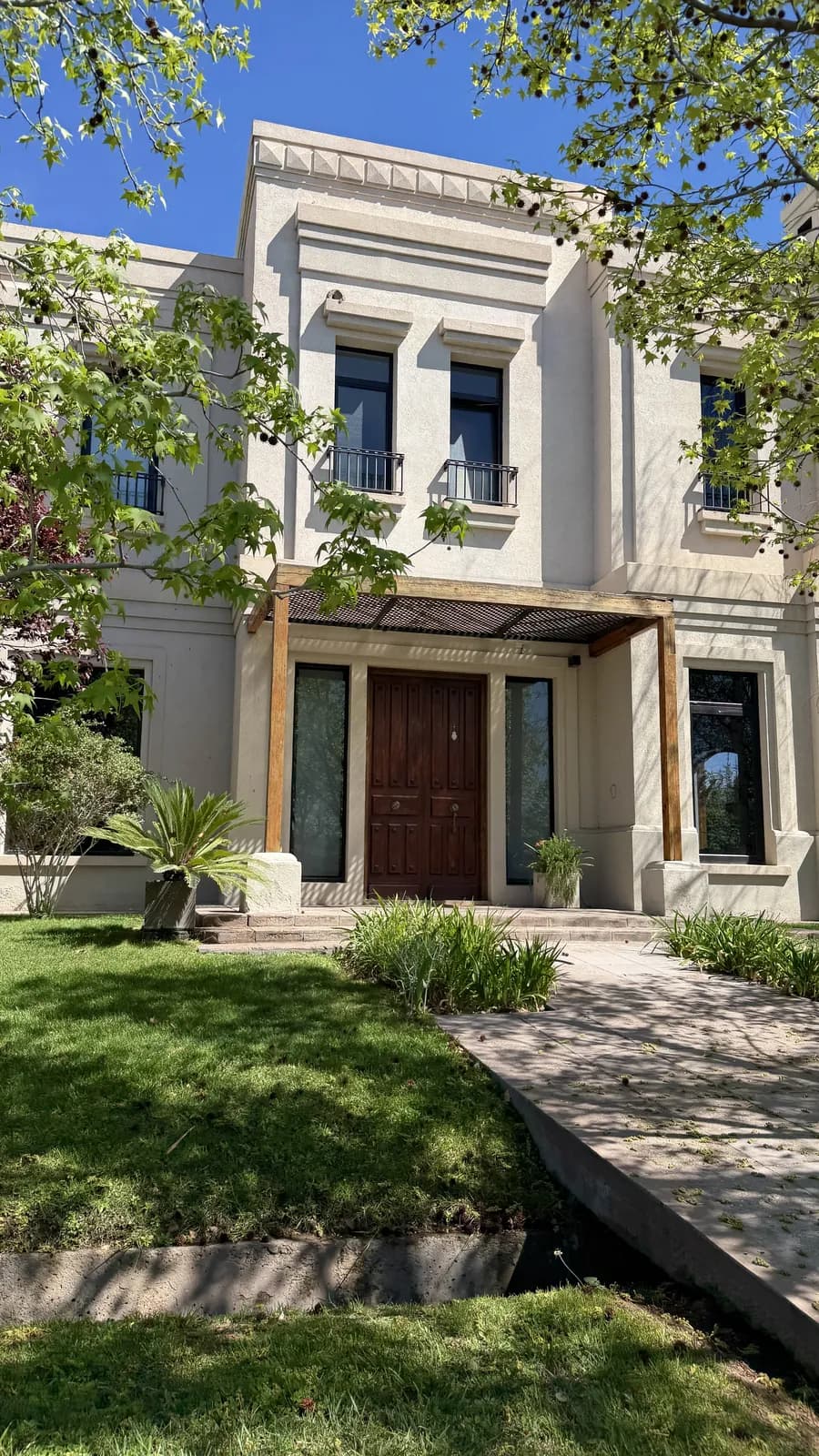 Casa 4 dorm. + estudio en Barrio Pueyrredón — Chacras de Coria